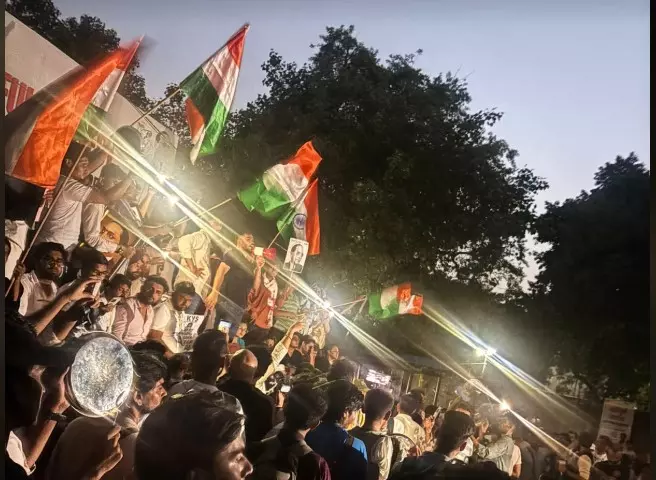 വെള്ളവും വെളിച്ചവും നിഷേധിച്ചിട്ടും പിന്മാറാതെ ഡൽഹിയിൽ പാറ്റകളുടെ സമരം വെള്ളവും വെളിച്ചവും നിഷേധിച്ചിട്ടും പിന്മാറാതെ ഡൽഹിയിൽ പാറ്റകളുടെ സമരം
