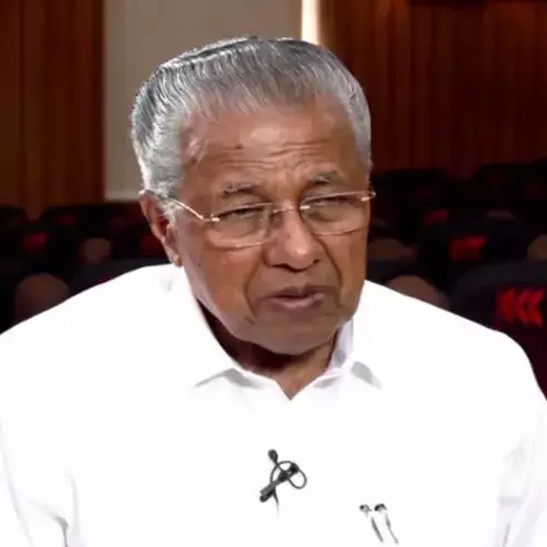 മദ്യത്തിന് നികുതി കുറയ്ക്കാനുള്ള തീരുമാനം ദുരൂഹം, പിന്നിൽ മദ്യക്കമ്പനികളുടെ കച്ചവട താൽപര്യം; വിമ‍ർശനവുമായി പിണറായി വിജയൻ