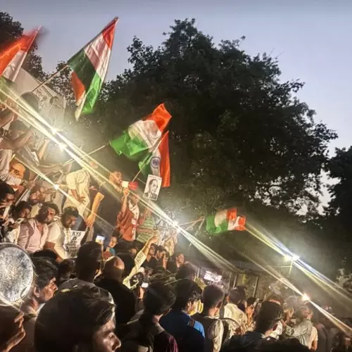 വെള്ളവും വെളിച്ചവും നിഷേധിച്ചിട്ടും പിന്മാറാതെ ഡൽഹിയിൽ പാറ്റകളുടെ സമരം