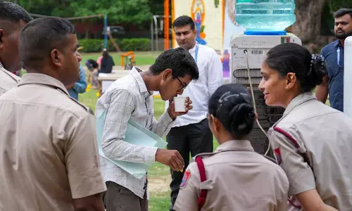 കനത്ത സുരക്ഷയിൽ നീറ്റ് പുനഃപരീക്ഷ ആരംഭിച്ചു: 22 ലക്ഷത്തിലധികം വിദ്യാർഥികൾ പരീക്ഷയെഴുതുന്നു കനത്ത സുരക്ഷയിൽ നീറ്റ് പുനഃപരീക്ഷ ആരംഭിച്ചു: 22 ലക്ഷത്തിലധികം വിദ്യാർഥികൾ പരീക്ഷയെഴുതുന്നു