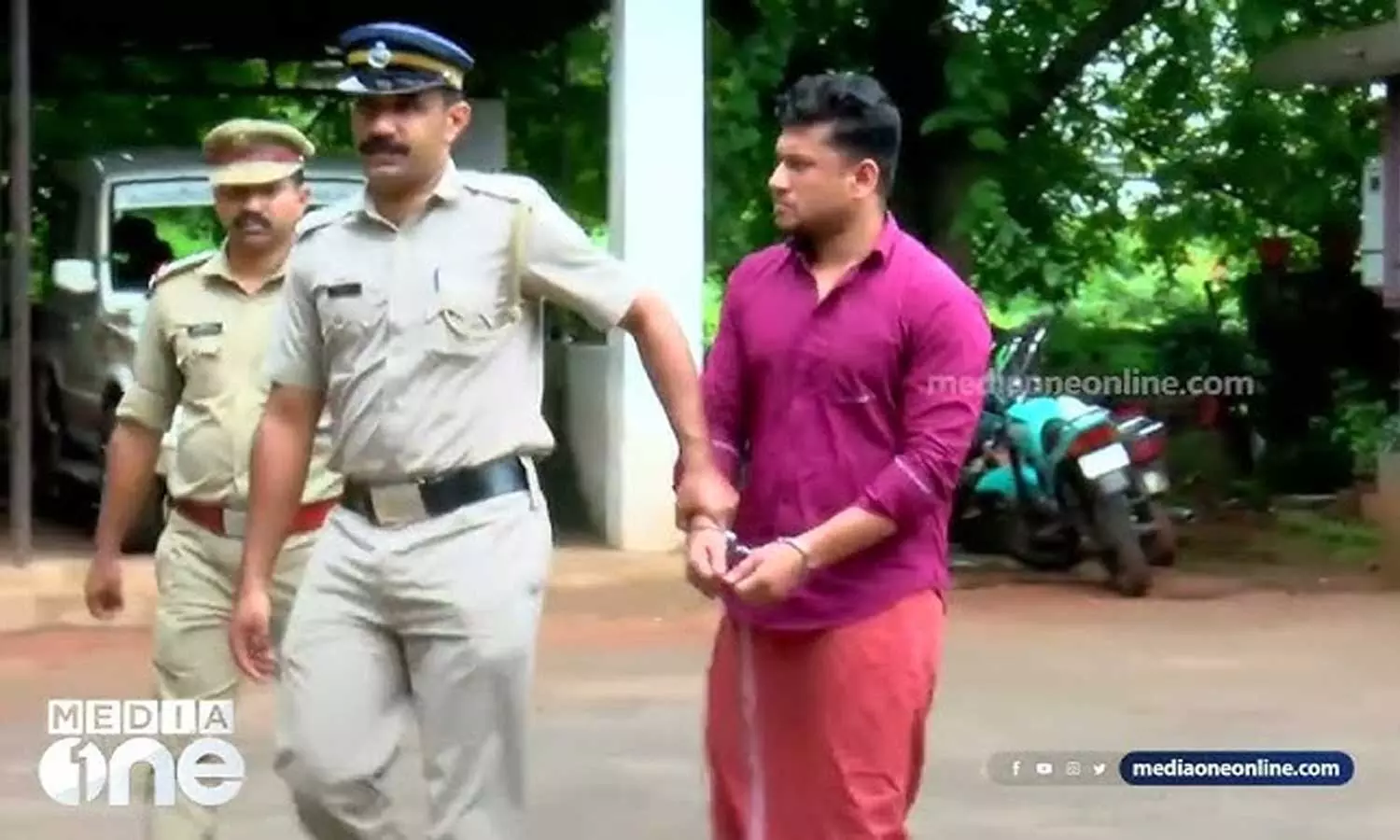കോതമംഗലം എസ്എച്ച്ഒയെ ഭീഷണിപ്പെടുത്തിയ കേസ്; അർജുൻ ആയങ്കിയുടെ മുൻകൂർ ജാമ്യാപേക്ഷ കോടതി തള്ളി കോതമംഗലം എസ്എച്ച്ഒയെ ഭീഷണിപ്പെടുത്തിയ കേസ്; അർജുൻ ആയങ്കിയുടെ മുൻകൂർ ജാമ്യാപേക്ഷ കോടതി തള്ളി
