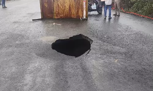 ആലപ്പുഴ ദേശീയപാതയിൽ ഗര്‍ത്തം; ഗതാഗതം താൽക്കാലികമായി നിരോധിച്ചു