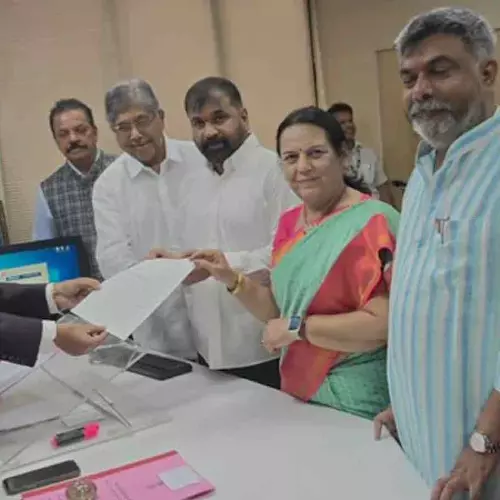 ഉദ്ധവ് വിഭാഗത്തിന് വീണ്ടും തിരിച്ചടി; ആദിത്യ താക്കറെയുടെ വിശ്വസ്തൻ സച്ചിൻ അഹിറാണ് ശിവസേന ഷിൻഡേ വിഭാഗത്തിൽ ചേർന്നു