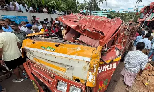കൊട്ടാരക്കര അപകടം ; പരിക്കേറ്റ് ചികിത്സയിൽ കഴിയുന്ന കുട്ടിക്ക് സർക്കാർ വാഗ്ദാനം ചെയ്ത ചികിത്സ സഹായം ലഭിച്ചില്ലെന്ന് പരാതി കൊട്ടാരക്കര അപകടം ; പരിക്കേറ്റ് ചികിത്സയിൽ കഴിയുന്ന കുട്ടിക്ക് സർക്കാർ വാഗ്ദാനം ചെയ്ത ചികിത്സ സഹായം ലഭിച്ചില്ലെന്ന് പരാതി