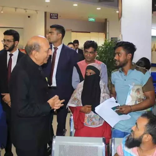 വിസ സെന്ററുകളില് വന് തിരക്ക്; എന്തുകൊണ്ടാണ് ബംഗ്ലാദേശികള് ഇന്ത്യന് വിസക്കായി കാത്തിരിക്കുന്നത്..?