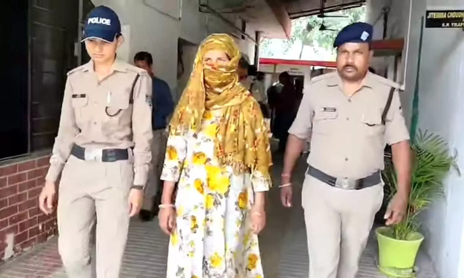 മോഷ്ടിച്ച ആഭരണം അണിഞ്ഞ് റീൽസ്; ഒടുവിൽ മുതലാളി കൈയ്യോടെ പൊക്കി; ഒരു വർഷം മുമ്പ് നടന്ന സ്വർണക്കവർച്ച കേസിന്റെ ക്ലൈമാക്സ് ഇങ്ങനെ... മോഷ്ടിച്ച ആഭരണം അണിഞ്ഞ് റീൽസ്; ഒടുവിൽ മുതലാളി കൈയ്യോടെ പൊക്കി; ഒരു വർഷം മുമ്പ് നടന്ന സ്വർണക്കവർച്ച കേസിന്റെ ക്ലൈമാക്സ് ഇങ്ങനെ...