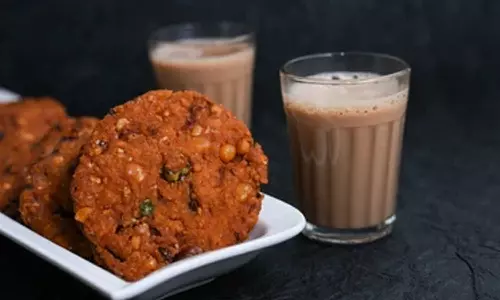 ചായയ്ക്കൊപ്പം ഈ ഭക്ഷണങ്ങൾ കഴിക്കാറുണ്ടോ? നിരവധി ആരോഗ്യപ്രശ്നങ്ങൾ ഉണ്ടാകാൻ സാധ്യത ചായയ്ക്കൊപ്പം ഈ ഭക്ഷണങ്ങൾ കഴിക്കാറുണ്ടോ? നിരവധി ആരോഗ്യപ്രശ്നങ്ങൾ ഉണ്ടാകാൻ സാധ്യത