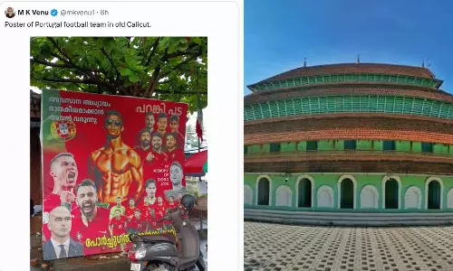 പോർച്ചുഗീസുകാർ കത്തിച്ച മിശ്കാൽ പള്ളിക്കുമുന്നിൽ പറങ്കിപ്പട ഫ്ളക്സ്; പോർച്ചുഗൽ ഫാൻസിന്റെ ഫ്ളക്സിൽ ആശ്ചര്യം പങ്കുവെച്ച് എം.കെ വേണു പോർച്ചുഗീസുകാർ കത്തിച്ച മിശ്കാൽ പള്ളിക്കുമുന്നിൽ പറങ്കിപ്പട ഫ്ളക്സ്; പോർച്ചുഗൽ ഫാൻസിന്റെ ഫ്ളക്സിൽ ആശ്ചര്യം പങ്കുവെച്ച് എം.കെ വേണു