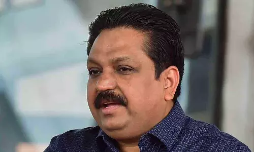 വിരമിച്ച ശേഷവും നക്ഷത്രചിഹ്നം വെച്ച കാറിലെ യാത്ര; ടോമിന് തച്ചങ്കരിക്ക് ഹൈക്കോടതിയുടെ നോട്ടീസ് വിരമിച്ച ശേഷവും നക്ഷത്രചിഹ്നം വെച്ച കാറിലെ യാത്ര; ടോമിന് തച്ചങ്കരിക്ക് ഹൈക്കോടതിയുടെ നോട്ടീസ്