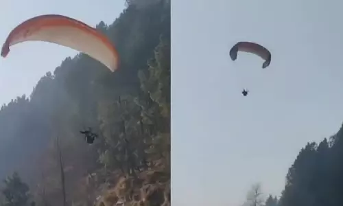 പാരാഗ്ലൈഡിങിനിടെ റോഡിൽ അടിയന്തര ലാൻഡിങ്; പൈലറ്റിന്റെ സമയോചിത ഇടപെടലിൽ ഒഴിവായത് വൻ അപകടം പാരാഗ്ലൈഡിങിനിടെ റോഡിൽ അടിയന്തര ലാൻഡിങ്; പൈലറ്റിന്റെ സമയോചിത ഇടപെടലിൽ ഒഴിവായത് വൻ അപകടം