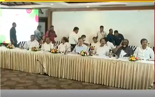 മുഖ്യമന്ത്രി വിളിച്ച എംപിമാരുടെ യോഗത്തിൽ തർക്കം; പി.വി അബ്ദുൽ വഹാബ് എംപി ഇറങ്ങിപ്പോയി മുഖ്യമന്ത്രി വിളിച്ച എംപിമാരുടെ യോഗത്തിൽ തർക്കം; പി.വി അബ്ദുൽ വഹാബ് എംപി ഇറങ്ങിപ്പോയി