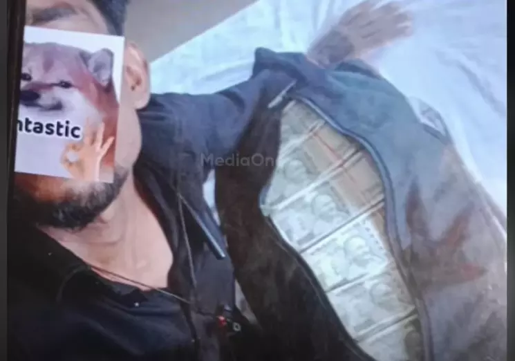 ഫണ്ട് തട്ടിപ്പ്; നോട്ടുകെട്ടുകളുമായി ബിജെപി പ്രവർത്തകന്റെ സെൽഫി ഫണ്ട് തട്ടിപ്പ്; നോട്ടുകെട്ടുകളുമായി ബിജെപി പ്രവർത്തകന്റെ സെൽഫി