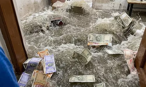കുത്തിയൊലിച്ച മഴയിൽ വീട്ടിലേക്ക് ഒഴുകിയെത്തിയത് നൂറുകണക്കിന് നോട്ടുകൾ; വീഡിയോ