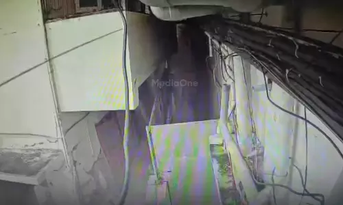 എം.ജി റോഡിൽ ഭാഗികമായി തകർന്ന ബഹുനില കെട്ടിടം പൊളിച്ചുനീക്കാൻ നടപടി വേഗത്തിലാക്കി കൊച്ചി കോർപ്പറേഷൻ എം.ജി റോഡിൽ ഭാഗികമായി തകർന്ന ബഹുനില കെട്ടിടം പൊളിച്ചുനീക്കാൻ നടപടി വേഗത്തിലാക്കി കൊച്ചി കോർപ്പറേഷൻ