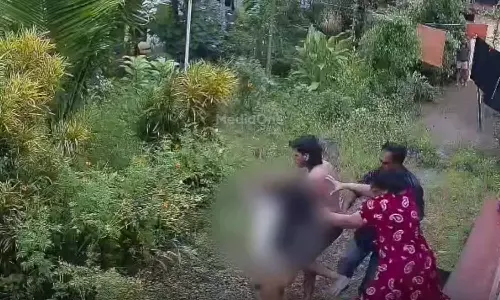 ശല്യം ഒഴിവാക്കാൻ വീട്ടിൽ സിസിടിവി വച്ചു; പെൺകുട്ടിയെ അയൽ വാസികളായ അച്ഛനും അമ്മയും മകനും ചേർന്ന് മർദിച്ചു