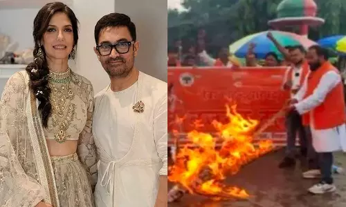 ഗൗരി സ്പ്രാറ്റുമായുള്ള ആമിർ ഖാന്റെ വിവാഹം ലവ് ജിഹാദെന്ന് ബജ്റംഗ്ദൾ; താരത്തിന്റെ കോലം കത്തിച്ചു ഗൗരി സ്പ്രാറ്റുമായുള്ള ആമിർ ഖാന്റെ വിവാഹം ലവ് ജിഹാദെന്ന് ബജ്റംഗ്ദൾ; താരത്തിന്റെ കോലം കത്തിച്ചു