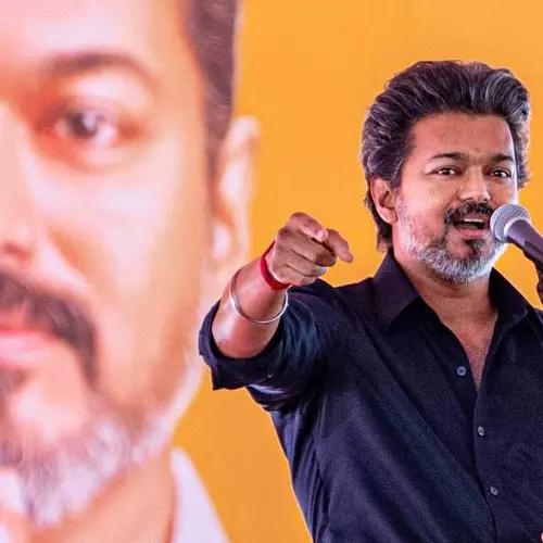 നിങ്ങളോട് ആരെങ്കിലും കൈക്കൂലി ചോദിച്ചാൽ തരില്ലെന്ന് തന്നെ പറയണം, ഞാനുണ്ട് കൂടെ: കരൂരിനെ ആവേശത്തിലാക്കി മുഖ്യമന്ത്രി വിജയ്