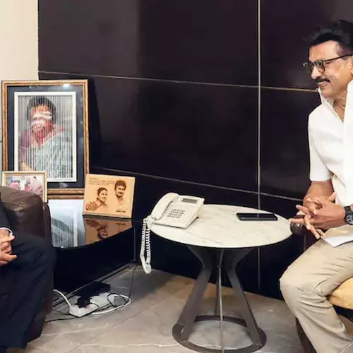 വിജയിയുടെ ടിവികെയെ ‘ഇന്‍ഡ്യ’ മുന്നണിയിലെടുക്കാൻ വിസികെ മധ്യസ്ഥത; തള്ളി ഡിഎംകെ, കോൺഗ്രസിന് രൂക്ഷവിമർശനം