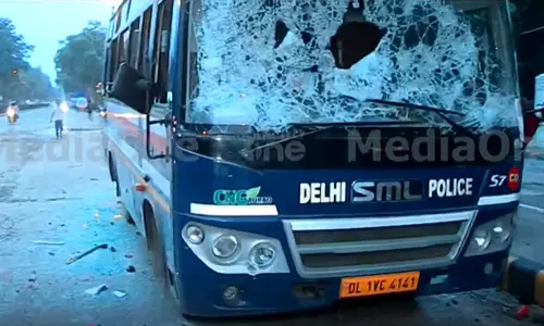 ഡല്ഹി പൊലീസിന്റെ വാഹനം അടിച്ചുതകര്ത്തു, സിജെപി പ്രവര്ത്തകര്ക്ക് നേരെ വീണ്ടും കണ്ണീര്വാതക പ്രയോഗം: സംഘര്ഷഭരിതമായി രാജ്യതലസ്ഥാനം ഡല്ഹി പൊലീസിന്റെ വാഹനം അടിച്ചുതകര്ത്തു, സിജെപി പ്രവര്ത്തകര്ക്ക് നേരെ വീണ്ടും കണ്ണീര്വാതക പ്രയോഗം: സംഘര്ഷഭരിതമായി രാജ്യതലസ്ഥാനം