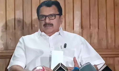 ആടിനെ പട്ടിയാക്കുന്നത് പിണറായി വിജയൻ അവസാനിപ്പിക്കണം; പൊതിച്ചോർ വിവാദത്തിൽ പ്രതിപക്ഷ നേതാവിന് മറുപടിയായി കെ.മുരളീധരൻ ആടിനെ പട്ടിയാക്കുന്നത് പിണറായി വിജയൻ അവസാനിപ്പിക്കണം; പൊതിച്ചോർ വിവാദത്തിൽ പ്രതിപക്ഷ നേതാവിന് മറുപടിയായി കെ.മുരളീധരൻ