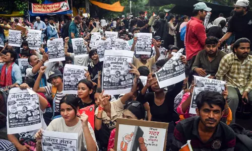 നീറ്റ് ക്രമക്കേടിൽ ധർമേന്ദ്ര പ്രധാനെ പുറത്താക്കുന്നതിൽ ഇന്ന് തീരുമാനം; സിജെപിയുമായി കേന്ദ്രസർക്കാർ മൂന്നാംഘട്ട ചർച്ച നടത്തും നീറ്റ് ക്രമക്കേടിൽ ധർമേന്ദ്ര പ്രധാനെ പുറത്താക്കുന്നതിൽ ഇന്ന് തീരുമാനം; സിജെപിയുമായി കേന്ദ്രസർക്കാർ മൂന്നാംഘട്ട ചർച്ച നടത്തും