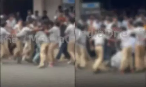 മലപ്പുറത്ത് വിദ്യാർഥികളുടെ കൂട്ടത്തല്ല്, കടകൾക്കും നാശനഷ്ടം; അന്വേഷണത്തിന് ഉത്തരവിട്ട് ജില്ലാ കലക്ടർ മലപ്പുറത്ത് വിദ്യാർഥികളുടെ കൂട്ടത്തല്ല്, കടകൾക്കും നാശനഷ്ടം; അന്വേഷണത്തിന് ഉത്തരവിട്ട് ജില്ലാ കലക്ടർ