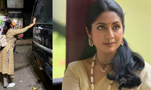 പൊലീസ് വാൻ തടയുന്ന പ്രതിഷേധ ചിത്രം പുനരാവിഷ്കരിച്ച് നവ്യ നായര്; മിനിറ്റുകള്ക്കുള്ളില് പോസ്റ്റ് നീക്കം ചെയ്തു പൊലീസ് വാൻ തടയുന്ന പ്രതിഷേധ ചിത്രം പുനരാവിഷ്കരിച്ച് നവ്യ നായര്; മിനിറ്റുകള്ക്കുള്ളില് പോസ്റ്റ് നീക്കം ചെയ്തു