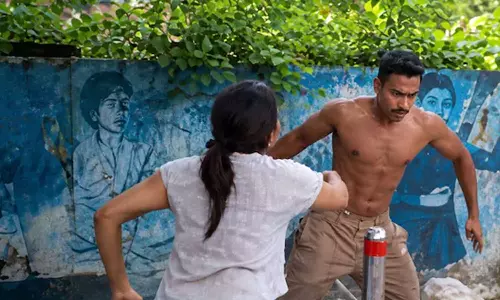 എന്റെ ഐഫോണിങ് താടോ...; നടുറോഡിൽ ഭർത്താവിന്റെ വസ്ത്രം വലിച്ചൂരി ഭാര്യ; പിന്നാലെ രൂക്ഷമായ കയ്യാങ്കളി- വിഡിയോ... എന്റെ ഐഫോണിങ് താടോ...; നടുറോഡിൽ ഭർത്താവിന്റെ വസ്ത്രം വലിച്ചൂരി ഭാര്യ; പിന്നാലെ രൂക്ഷമായ കയ്യാങ്കളി- വിഡിയോ...