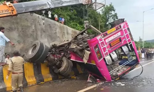 കുറ്റിപ്പുറം ബസ് അപകടം: ഡ്രൈവർക്കെതിരെ മനഃപൂർവമല്ലാത്ത നരഹത്യക്ക് കേസ് കുറ്റിപ്പുറം ബസ് അപകടം: ഡ്രൈവർക്കെതിരെ മനഃപൂർവമല്ലാത്ത നരഹത്യക്ക് കേസ്