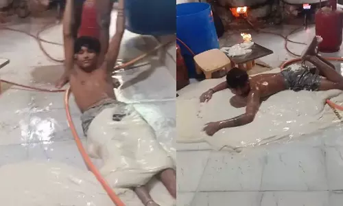 കുഴച്ച മാവിൽ നീന്തിക്കളിക്കുന്ന യുവാവ്; ഫുഡ് യൂണിറ്റിൽ  നിന്നുള്ള വിഡിയോ കണ്ട് ഞെട്ടി ഭക്ഷണപ്രേമികൾ
