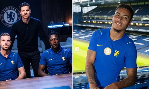 Welbeck and Henderson have arrived; Chelsea looks to take control by fielding senior players.