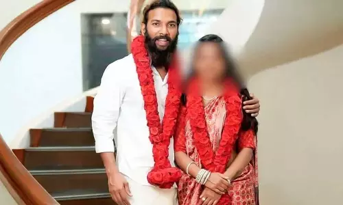 കുംഭമേള വൈറൽ താരത്തെ മധ്യപ്രദേശ് പൊലീസിന് കൈമാറണമെന്ന നിര്‍ദേശത്തിനെതിരെ  ഹൈക്കോടതിയുടെ രൂക്ഷ വിമർശനം