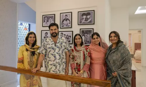 കൊച്ചിൻ ഹനീഫയുടെ പുതിയ വീട്ടിൽ സുൽഫത്തിനൊപ്പം മമ്മൂട്ടി; വൈറലായി ചിത്രങ്ങൾ കൊച്ചിൻ ഹനീഫയുടെ പുതിയ വീട്ടിൽ സുൽഫത്തിനൊപ്പം മമ്മൂട്ടി; വൈറലായി ചിത്രങ്ങൾ