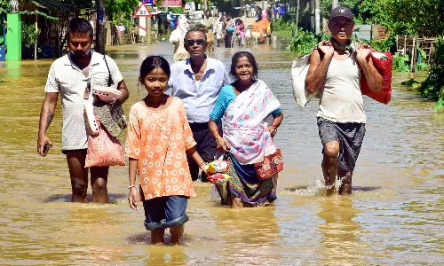 അസമിന്റെ കണ്ണീർ: മുങ്ങുന്ന ജീവിതങ്ങൾ, മായുന്ന വിലാസങ്ങൾ അസമിന്റെ കണ്ണീർ: മുങ്ങുന്ന ജീവിതങ്ങൾ, മായുന്ന വിലാസങ്ങൾ