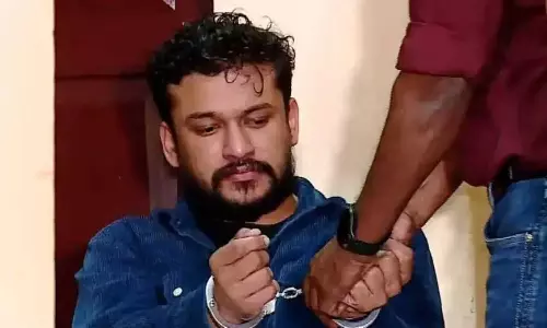 അർജുൻ ആയങ്കിയുടെ വീട്ടിൽ പൊലീസ് പരിശോധന; ലാപ്ടോപ്പ് പിടിച്ചെടുത്തു അർജുൻ ആയങ്കിയുടെ വീട്ടിൽ പൊലീസ് പരിശോധന; ലാപ്ടോപ്പ് പിടിച്ചെടുത്തു