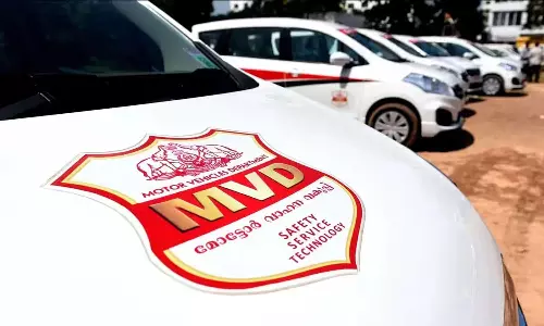 അടൂരിലെ വിവാദ വാഹന പിഴ: MVD ഉദ്യോഗസ്ഥരുടെ സസ്പെൻഷൻ പിൻവലിച്ചു അടൂരിലെ വിവാദ വാഹന പിഴ: MVD ഉദ്യോഗസ്ഥരുടെ സസ്പെൻഷൻ പിൻവലിച്ചു