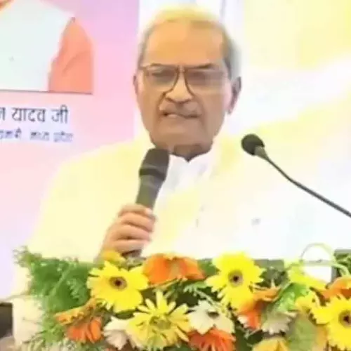 ‘നിങ്ങളുടെ അച്ഛന്റെ വീട്ടിൽ നിന്നാണോ ശുദ്ധ പെട്രോൾ വരുന്നത്’: അധിക്ഷേപ പരാമര്ശവുമായി ബിജെപി എംപി