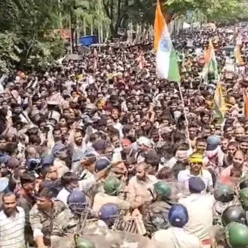 ജാര്ഖണ്ഡിലെ വിദ്യാര്ഥി പ്രതിഷേധം; നിയമസഭാ മാര്ച്ചിനിടെ ജലപീരങ്കി പ്രയോഗിച്ച് പൊലീസ്, ഡാന്സ് കളിച്ച് സമരക്കാര്