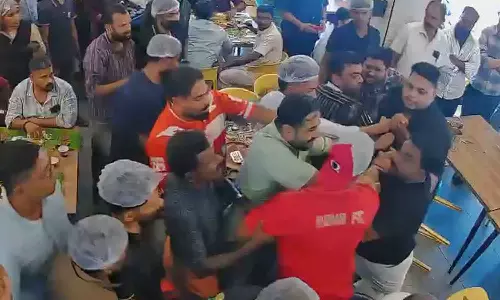 ചോറും മീനും ഹോട്ടലിലെ കൂട്ടയടി; അഞ്ച് പേർക്കെതിരെ കേസ് ചോറും മീനും ഹോട്ടലിലെ കൂട്ടയടി; അഞ്ച് പേർക്കെതിരെ കേസ്