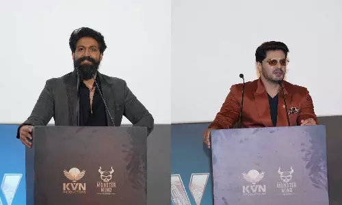സുദേവ് ഇല്ലായിരുന്നെങ്കിൽ ഈ സിനിമ നടക്കില്ലായിരുന്നു: ടോക്സിക് ട്രെയിലർ ലോഞ്ചിൽ സുദേവ് നായരെ പ്രശംസിച്ച് യാഷ് സുദേവ് ഇല്ലായിരുന്നെങ്കിൽ ഈ സിനിമ നടക്കില്ലായിരുന്നു: ടോക്സിക് ട്രെയിലർ ലോഞ്ചിൽ സുദേവ് നായരെ പ്രശംസിച്ച് യാഷ്