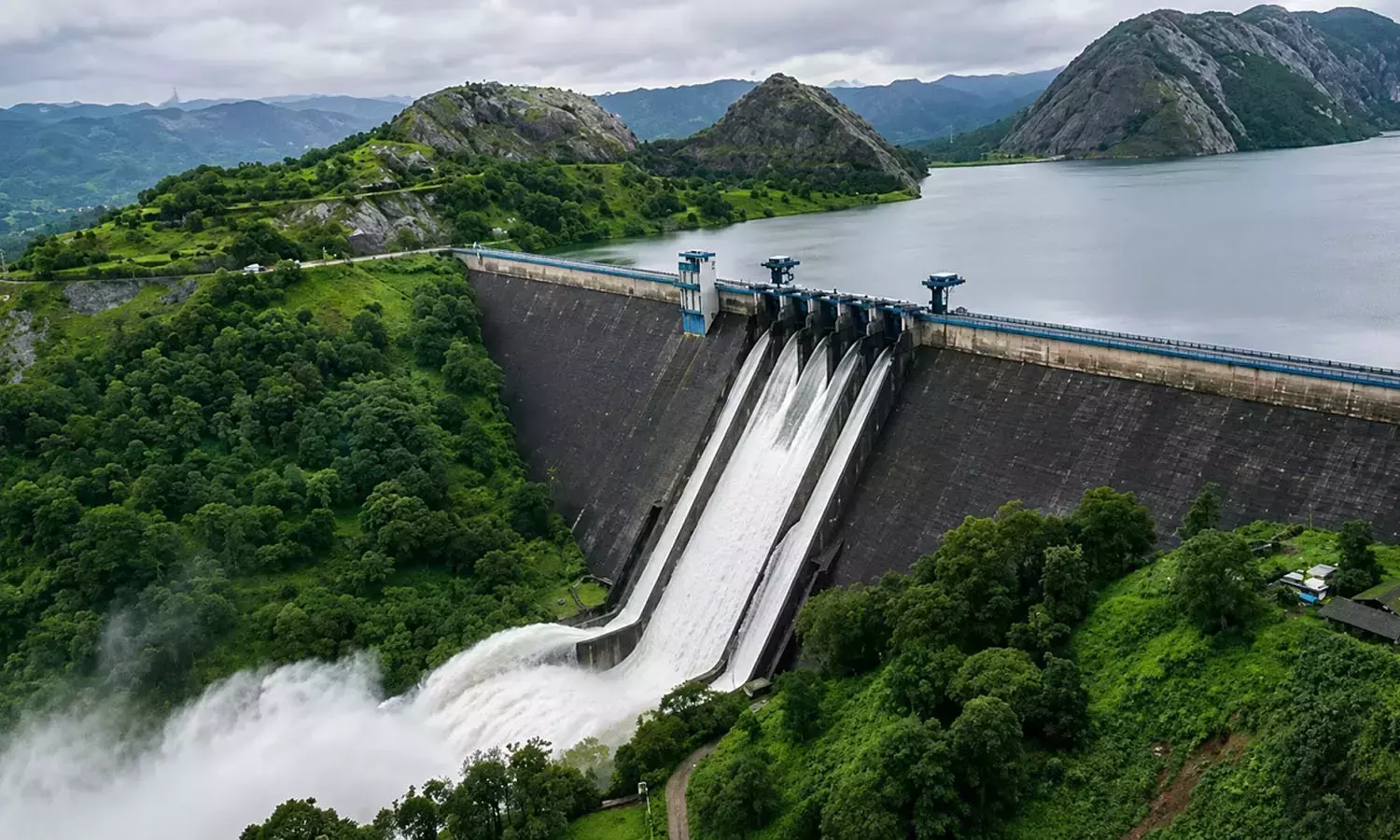 മുല്ലപ്പെരിയാർ ഡാം ബലപ്പെടുത്തുന്നതിനെ തടയുന്നു; കേരളത്തെ കുറ്റപ്പെടുത്തി സുപ്രിംകോടതിയില് തമിഴ്നാടിന്റെ സത്യവാങ്മൂലം മുല്ലപ്പെരിയാർ ഡാം ബലപ്പെടുത്തുന്നതിനെ തടയുന്നു; കേരളത്തെ കുറ്റപ്പെടുത്തി സുപ്രിംകോടതിയില് തമിഴ്നാടിന്റെ സത്യവാങ്മൂലം