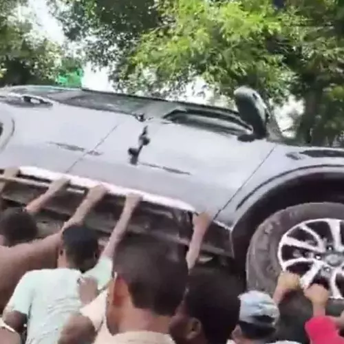 റോഡിൽ അലഞ്ഞുതിരിഞ്ഞ പശുവിനെ കാറിടിച്ചു; യുപിയിൽ ഡോക്ടർക്ക് ക്രൂരമർദനം; വാഹനം അടിച്ചു തകർത്തു
