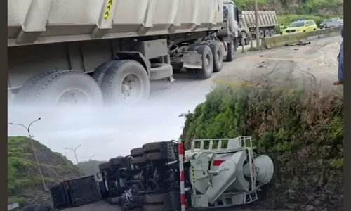 Three trucks overturned on the Aqabat Al Yasmin road in the Dhofar Governorate.