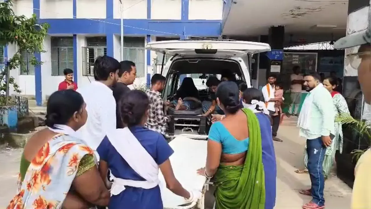 ക്ഷേത്രത്തിന് മുന്നിൽ തിക്കും തിരക്കും: ഏഴ് ഭക്തർക്ക് ദാരുണാന്ത്യം; നിരവധി പേർക്ക് പരിക്ക്
