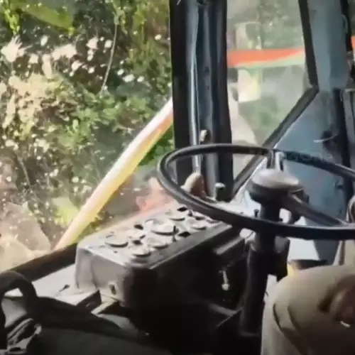 പത്തനംതിട്ട തണ്ണിത്തോട്ടിൽ കെഎസ്ആർടിസി പ്രിയദർശിനി ബസ് തടഞ്ഞ് സ്വകാര്യ ബസ് ജീവനക്കാർ