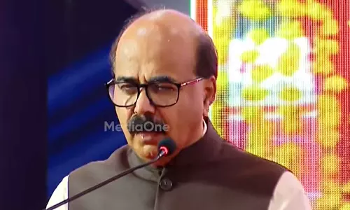 നിങ്ങൾ പാറ്റകളല്ലെന്ന് പറഞ്ഞേ...; ഒരക്ഷരം മിണ്ടാതെ കുട്ടികൾ, വേദിയിൽ അപഹാസ്യനായി വിസി മോഹനൻ കുന്നുമ്മൽ നിങ്ങൾ പാറ്റകളല്ലെന്ന് പറഞ്ഞേ...; ഒരക്ഷരം മിണ്ടാതെ കുട്ടികൾ, വേദിയിൽ അപഹാസ്യനായി വിസി മോഹനൻ കുന്നുമ്മൽ