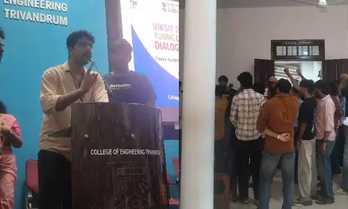 തിരുവനന്തപുരം സർക്കാർ എഞ്ചിനീയറിങ് കോളജിൽ വന്ദേമാതരം മുഴുവൻ ചൊല്ലി; പ്രതിഷേധിച്ച് എസ്എഫ്ഐ തിരുവനന്തപുരം സർക്കാർ എഞ്ചിനീയറിങ് കോളജിൽ വന്ദേമാതരം മുഴുവൻ ചൊല്ലി; പ്രതിഷേധിച്ച് എസ്എഫ്ഐ