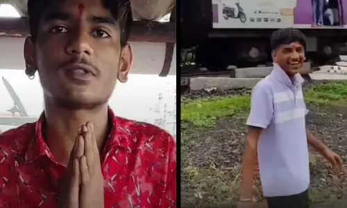 എല്ലാം റീലിന് വേണ്ടി; ട്രെയിനിന് കല്ലെറിഞ്ഞ് പൊട്ടിച്ചിരിച്ച് യുവാവ്, പിന്നാലെ മാപ്പ് എല്ലാം റീലിന് വേണ്ടി; ട്രെയിനിന് കല്ലെറിഞ്ഞ് പൊട്ടിച്ചിരിച്ച് യുവാവ്, പിന്നാലെ മാപ്പ്