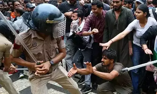 ജന്തർ മന്തറിലെ പൊലീസ് നടപടി; ഉന്നതാധികാര സമിതിയെ പ്രഖ്യാപിച്ച് സുപ്രിംകോടതി ജന്തർ മന്തറിലെ പൊലീസ് നടപടി; ഉന്നതാധികാര സമിതിയെ പ്രഖ്യാപിച്ച് സുപ്രിംകോടതി