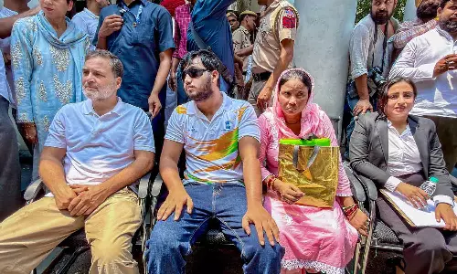 കേസെടുക്കാതെ തിരിച്ചുപോകില്ല; നാല് മണിക്കൂര്‍ പിന്നിട്ട് പാര്‍ലമെൻ്റ് സ്ട്രീറ്റ് പൊലീസ് സ്റ്റേഷനില്‍ രാഹുല്‍ ഗാന്ധിയുടെ പ്രതിഷേധം